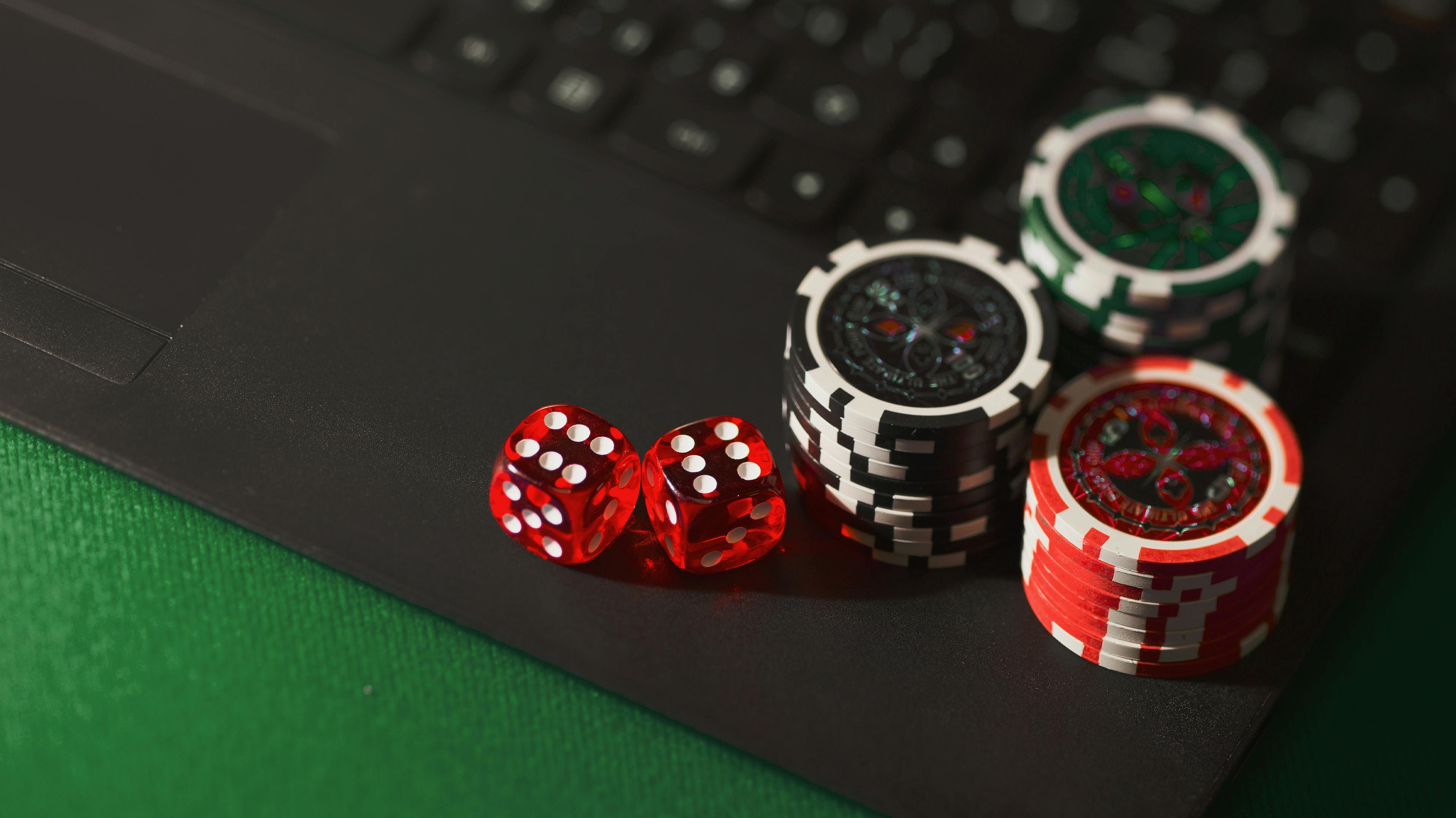 Gulungan Jewels of Prosperity menampilkan berlian, emerald, dan simbol bonus di platform wira77